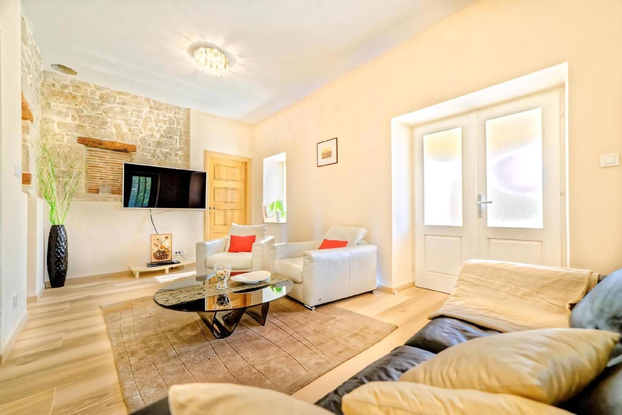 Villa Demetra Mit Infinity Pool Und Billiard Motovun Exterior foto